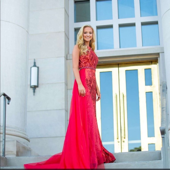 Fernando Wong Couture. measurements are 34-24-38 - Picture 1 of 2